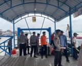 Petugas Pos Pelayanan Laksanakan Pengamanan Kedatangan Kapal di Pelindo Tembilahan Berjalan Aman dalam Ops Ketupat Lancang Kuning 2026