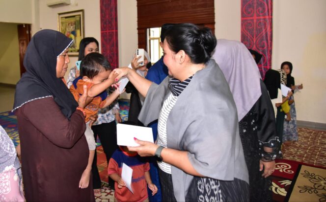 
					TP PKK Tapteng Buka Puasa Bersama dan Santuni Anak Yatim