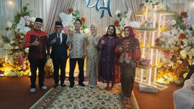 
					Pinangan Putri Wakil Bupati Tapteng Dinda dengan Heno Hikmat Sakral