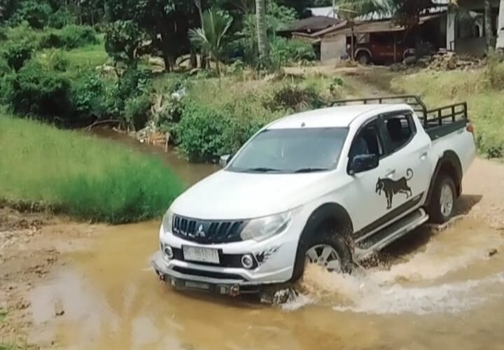 Tiga Jorong di Lubuk Karak Terisolir, Jalan Berlumpur Tanpa Jembatan Bikin Warga dan Pelajar Sengsara