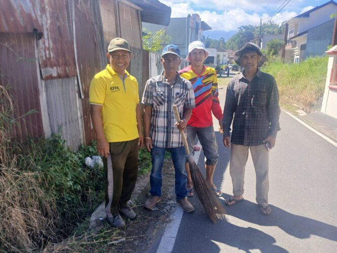 
					Gotong Royong Bersihkan Selokan dan Gorong-gorong di Jln Lingkar Anak Aie
