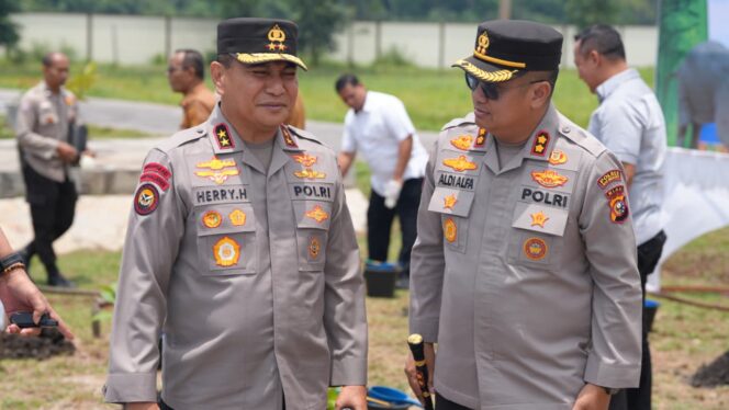 
					Dorong Ekonomi Pesisir, Kapolda Riau Bantu Nelayan Meranti dengan 20 Mesin Ketinting