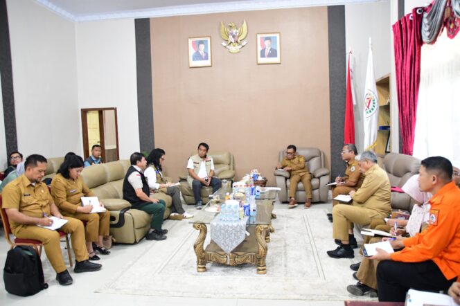 
					Bupati Tapteng Terima Kunjungan Tenaga Ahli BNPB, Mayjen TNI (Purn) Fajar Setiawan