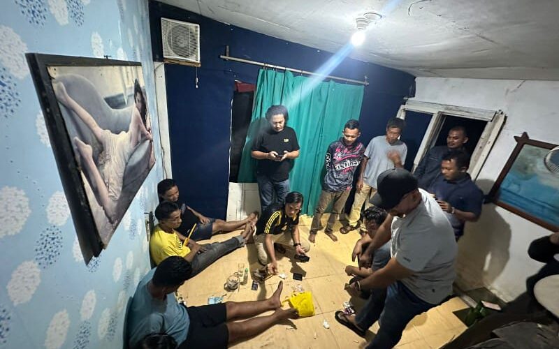 Grebek Pesta Sabu di Pulau Punjung, Satresnarkoba Polres Dharmasraya Amankan 5 Orang