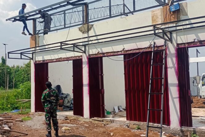 
					Babinsa Koramil Nguntoronadi Kawal Pembangunan KDKMP Desa Gebang