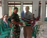 Babinsa Kawal Penyaluran Beras Bantuan Pangan