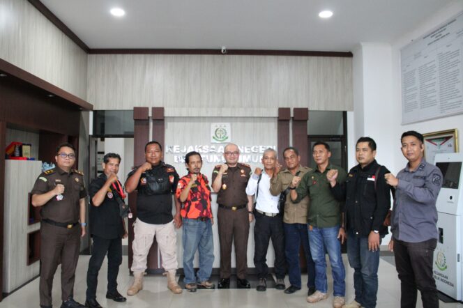
					Lembaga kontrol sosial dan awak media Beltim, Audiensi ke Kejari Beltim.
