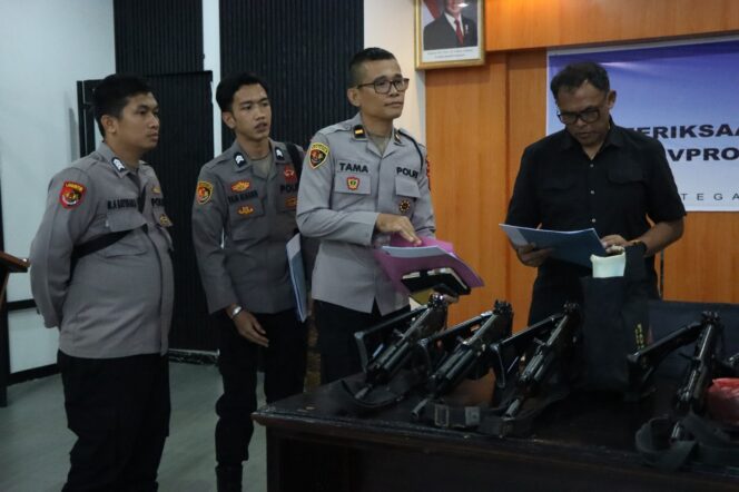 
					Divpropam Polri Bersama Slog Polri Laksanakan Pemeriksaan Senpi di Polres Sibolga