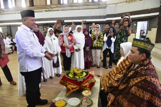 
					Wakil Bupati Tapteng Tepung Tawari dan Upah-upah 55 orang Calon Haji/Hajjah Tapteng