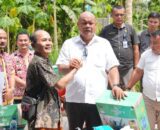Penyaluran Bantuan Stimulan Pemberdayaan Dan Penghidupan Berkelanjutan Oleh Bupati Nias Utara