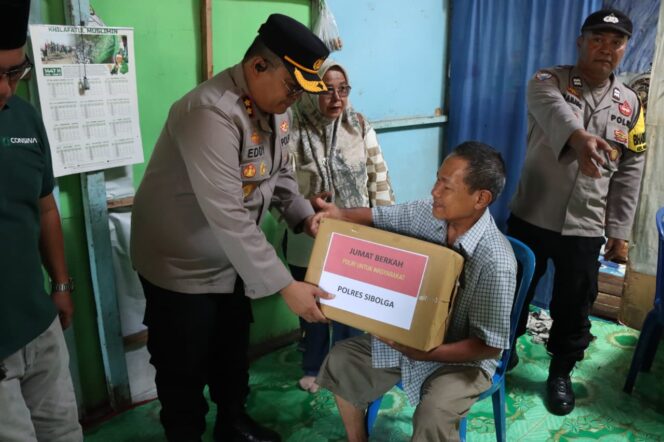 
					Sentuhan Kemanusiaan Polres Sibolga, Bantu Warga Terdampak Sakit dan Ekonomi dalam kegiatan Jumat Berkah