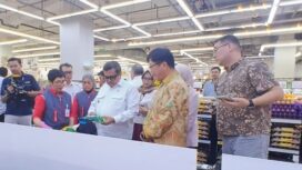 Kepala BPJPH, Ahmad Haikal Hasan melakukan inspeksi mendadak (sidak) di Lotte Mart, Mal Gandaria City. (Dok. Istimewa)