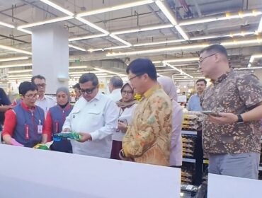 Kepala BPJPH, Ahmad Haikal Hasan melakukan inspeksi mendadak (sidak) di Lotte Mart, Mal Gandaria City. (Dok. Istimewa)