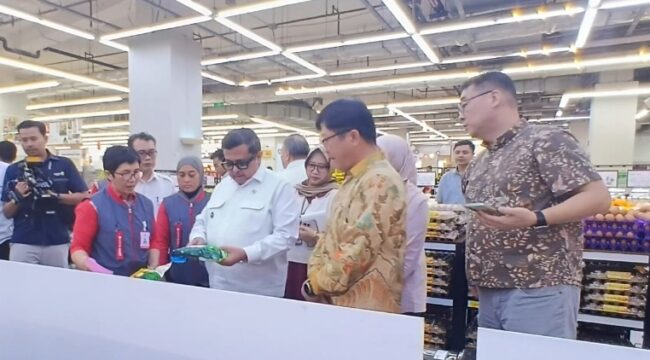 Kepala BPJPH, Ahmad Haikal Hasan melakukan inspeksi mendadak (sidak) di Lotte Mart, Mal Gandaria City. (Dok. Istimewa)