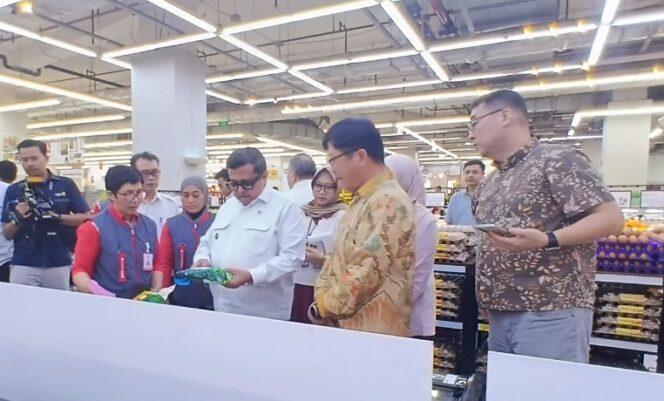 
					Kepala BPJPH, Ahmad Haikal Hasan melakukan inspeksi mendadak (sidak) di Lotte Mart, Mal Gandaria City. (Dok. Istimewa)