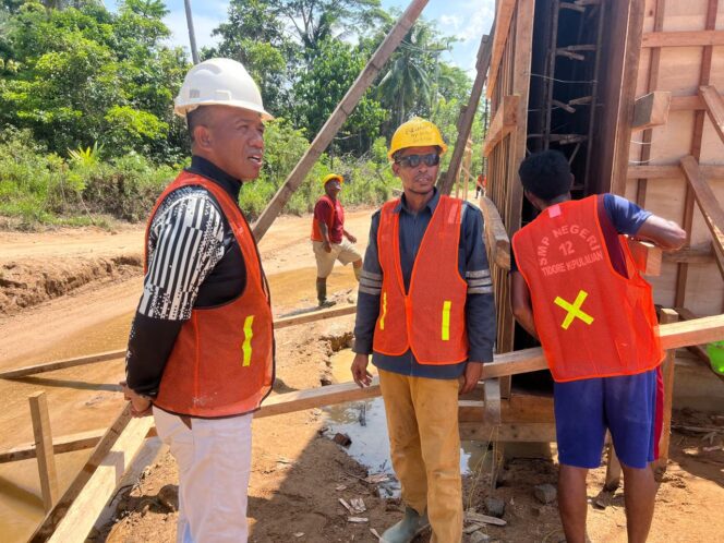 
					Mislan Syarif Wakili Komisi III DPRD Maluku Utara, Melakukan Peninjauan 2 Proyek Jembatan Kasango Dan Proyek Beringin Jaya Pulau Taliabu