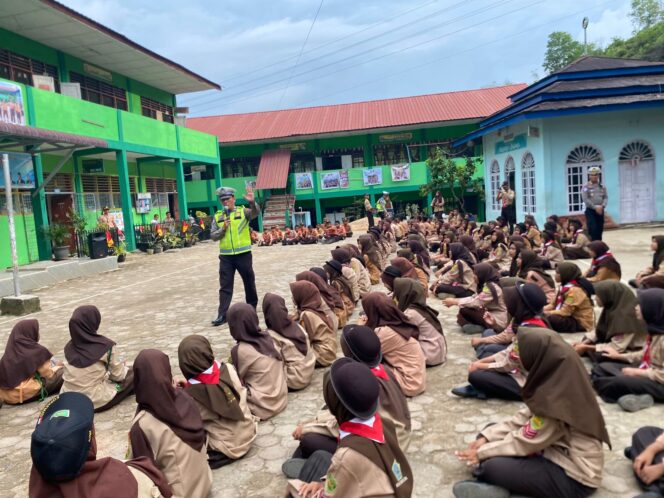 
					Polantas Menyapa dalam PERSAMI MTs Negeri Sibolga, Satlantas Edukasi Tertib Lalu Lintas