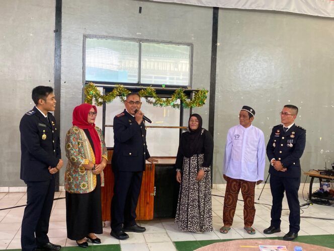 
					Kalapas Bukittinggi Serahkan Penghargaan kepada Kemenag Bukittinggi dalam Tasyakuran HBP ke-62