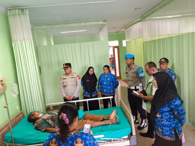 
					Kapolsek Pandan dan Instansi Terkait Jenguk Lansia Korban Percobaan Bunuh Diri