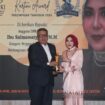 Penyerahan penghargaan AMKI Kartini Award oleh Ketua Umum AMKI Tundra Meliala kepada Hj. Salmawati yang merupakan anggota Dewan Perwakilan Rakyat Aceh. (Dok. AMKI)