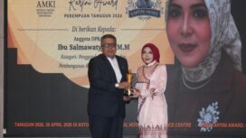 Penyerahan penghargaan AMKI Kartini Award oleh Ketua Umum AMKI Tundra Meliala kepada Hj. Salmawati yang merupakan anggota Dewan Perwakilan Rakyat Aceh. (Dok. AMKI)