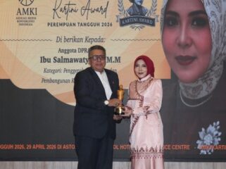 Penyerahan penghargaan AMKI Kartini Award oleh Ketua Umum AMKI Tundra Meliala kepada Hj. Salmawati yang merupakan anggota Dewan Perwakilan Rakyat Aceh. (Dok. AMKI)