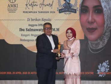 Penyerahan penghargaan AMKI Kartini Award oleh Ketua Umum AMKI Tundra Meliala kepada Hj. Salmawati yang merupakan anggota Dewan Perwakilan Rakyat Aceh. (Dok. AMKI)