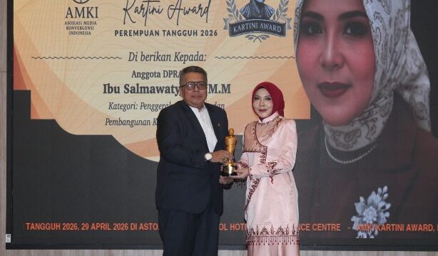 Penyerahan penghargaan AMKI Kartini Award oleh Ketua Umum AMKI Tundra Meliala kepada Hj. Salmawati yang merupakan anggota Dewan Perwakilan Rakyat Aceh. (Dok. AMKI)
