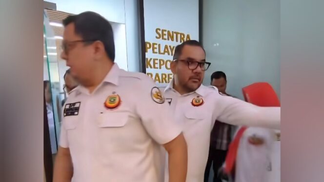 
					IKM ketika di Bareskrim Polri terkait pelaporan Abu Janda. (ss/akun Ikatan Keluarga Minangkabau)