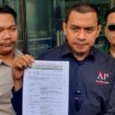 Aziz Yanuar (tengah) ketika di Gedung Merah Putih. (Dok.. Media Investigasi)