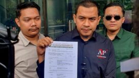 Aziz Yanuar (tengah) ketika di Gedung Merah Putih. (Dok.. Media Investigasi)