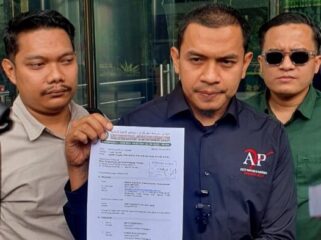 Aziz Yanuar (tengah) ketika di Gedung Merah Putih. (Dok.. Media Investigasi)