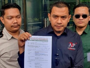 Aziz Yanuar (tengah) ketika di Gedung Merah Putih. (Dok.. Media Investigasi)