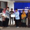 Penyerahan penghargaan dari BAZNAS BAZIS DKI Jakarta ke BKPRMI yang telah berkontribusi dalam menghimpun dan mengelola zakat, infak, dan sedekah (ZIS) selama bulan Ramadan. (Dok. Istimewa)