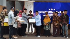 Penyerahan penghargaan dari BAZNAS BAZIS DKI Jakarta ke BKPRMI yang telah berkontribusi dalam menghimpun dan mengelola zakat, infak, dan sedekah (ZIS) selama bulan Ramadan. (Dok. Istimewa)