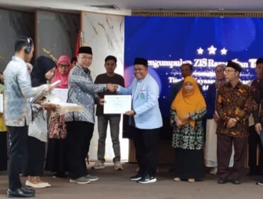 Penyerahan penghargaan dari BAZNAS BAZIS DKI Jakarta ke BKPRMI yang telah berkontribusi dalam menghimpun dan mengelola zakat, infak, dan sedekah (ZIS) selama bulan Ramadan. (Dok. Istimewa)