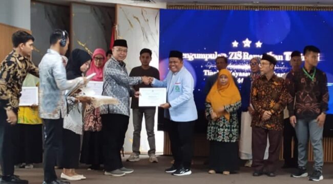 Penyerahan penghargaan dari BAZNAS BAZIS DKI Jakarta ke BKPRMI yang telah berkontribusi dalam menghimpun dan mengelola zakat, infak, dan sedekah (ZIS) selama bulan Ramadan. (Dok. Istimewa)