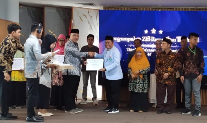 
					Penyerahan penghargaan dari BAZNAS BAZIS DKI Jakarta ke BKPRMI yang telah berkontribusi dalam menghimpun dan mengelola zakat, infak, dan sedekah (ZIS) selama bulan Ramadan. (Dok. Istimewa)