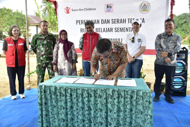 
					Bupati Tapteng Resmikan Gedung Sementara Sekolah SDN 155683 Sigiring-giring