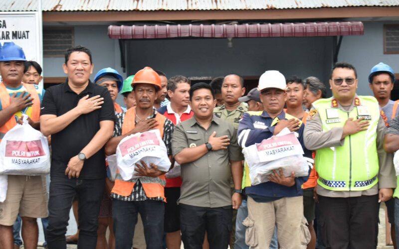 Kapolres Sibolga Bersama Wali Kota Gelar Patroli May Day, Perkuat Kedekatan dengan Buruh dan Salurkan 190 Paket Sembako