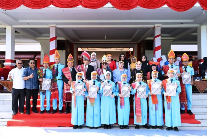 
					Bertindak Selaku Pembina Upacara, Bupati Tapteng Serahkan Piagam Penghargaan Kepada Kepsek dan Siswa Berprestasi