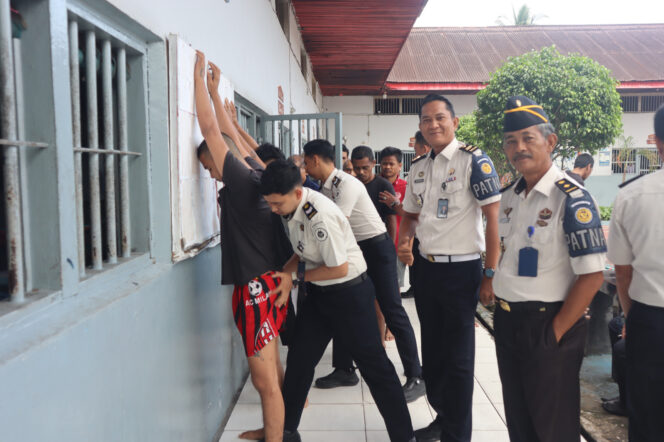 
					Pastikan Situasi Aman Kondusif, Lapas Tembilahan Laksanakan Razia Insidentil Blok Hunian