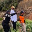 Bupati Pegunungan Arfak, Dominggus Saiba, ketika meninjau langsung lokasi bencana banjir dan tanah longsor di Kampung Miyeicomti. (Dok. Istimewa)