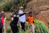 Bupati Pegunungan Arfak, Dominggus Saiba, ketika meninjau langsung lokasi bencana banjir dan tanah longsor di Kampung Miyeicomti. (Dok. Istimewa)