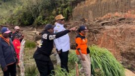 Bupati Pegunungan Arfak, Dominggus Saiba, ketika meninjau langsung lokasi bencana banjir dan tanah longsor di Kampung Miyeicomti. (Dok. Istimewa)
