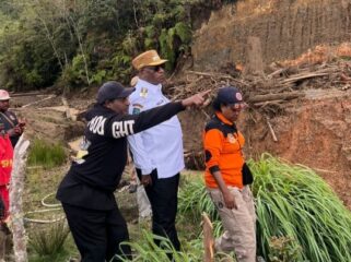 Bupati Pegunungan Arfak, Dominggus Saiba, ketika meninjau langsung lokasi bencana banjir dan tanah longsor di Kampung Miyeicomti. (Dok. Istimewa)