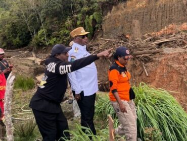 Bupati Pegunungan Arfak, Dominggus Saiba, ketika meninjau langsung lokasi bencana banjir dan tanah longsor di Kampung Miyeicomti. (Dok. Istimewa)