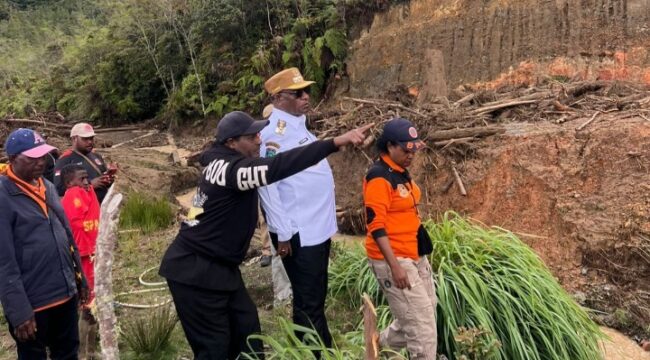 Bupati Pegunungan Arfak, Dominggus Saiba, ketika meninjau langsung lokasi bencana banjir dan tanah longsor di Kampung Miyeicomti. (Dok. Istimewa)