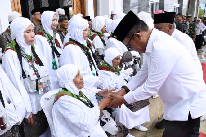 
					Bupati Tapteng Berangkatkan 55 Jamaah Calon Haji/Hajjah Tapteng
