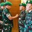 Danpusterad ketika memimpin acara sertijab dan tradisi satuan. (Dok. Penpusterad)